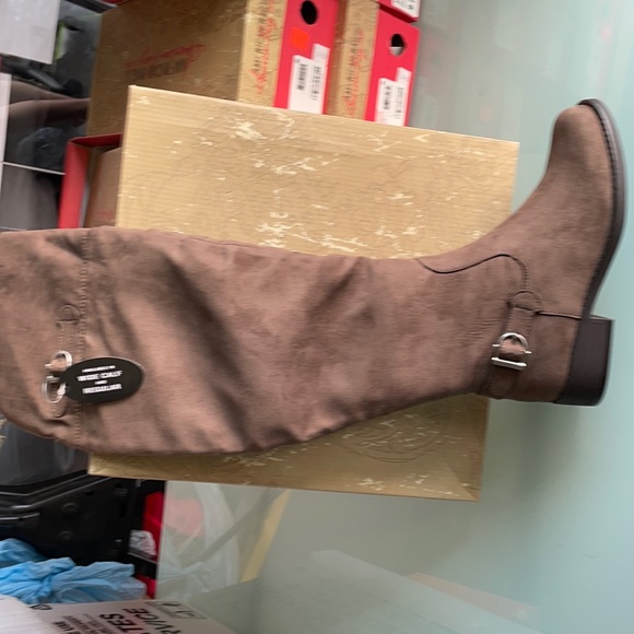 Size 5 - Picture 1 of 3